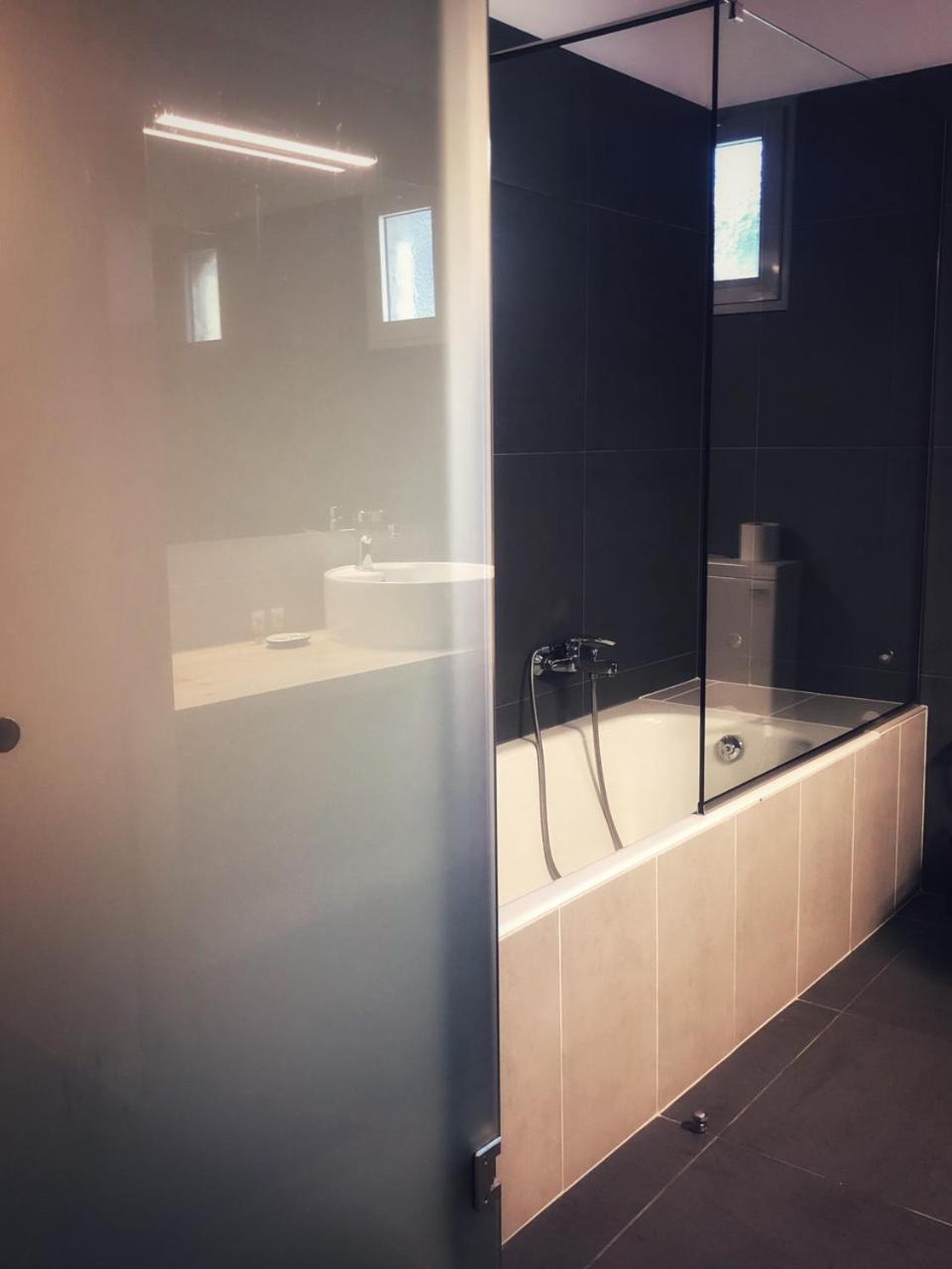 Leonidaion Guesthouse オリンピア エクステリア 写真 A shower screen