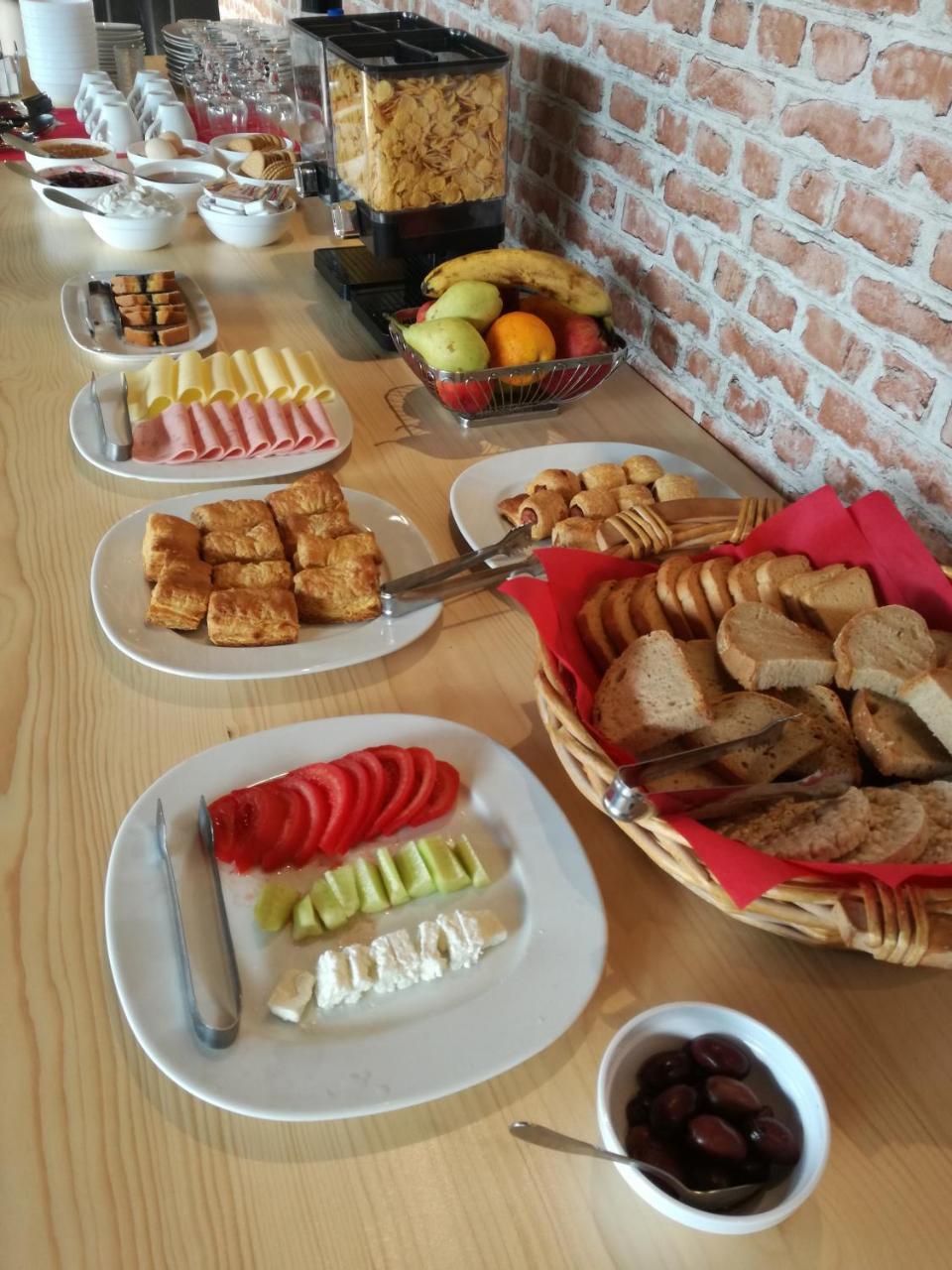 Leonidaion Guesthouse オリンピア エクステリア 写真 A typical Bulgarian breakfast